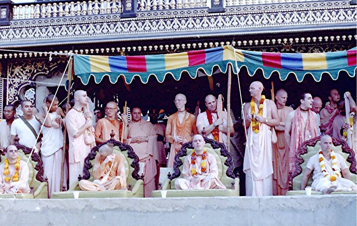 Simultaneous Guru-Puja of conditional Souls equal to Śrīla Prabhupāda, the greatest offense
